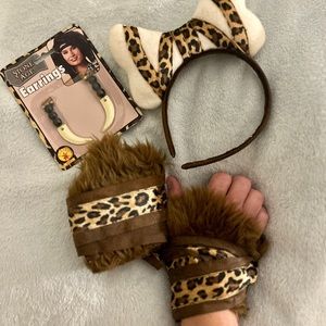 Cavewoman accessories